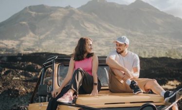 pareja en jeep viendo el amanecer en el monte batur