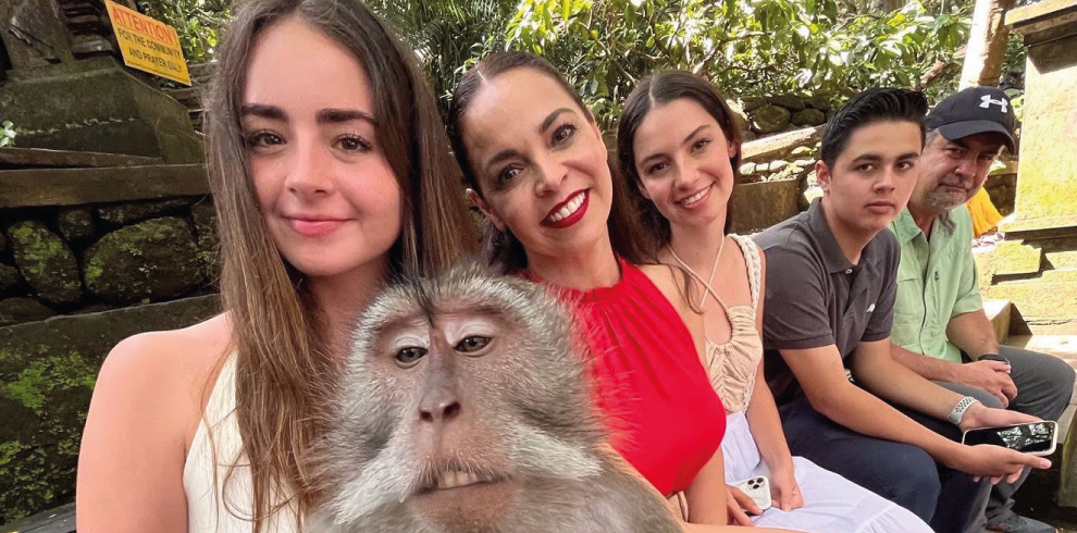 foto selfie con monos en bosque de monos