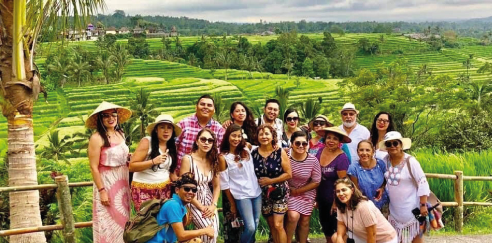 turistas en campos de arroz jatiluwih