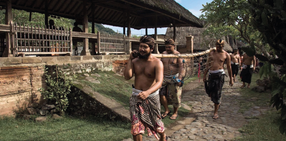lugareños en pueblo tenganan, bali, indonesia