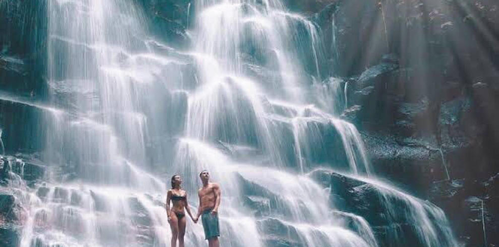 foto de pareja en cascada kantolampo bali
