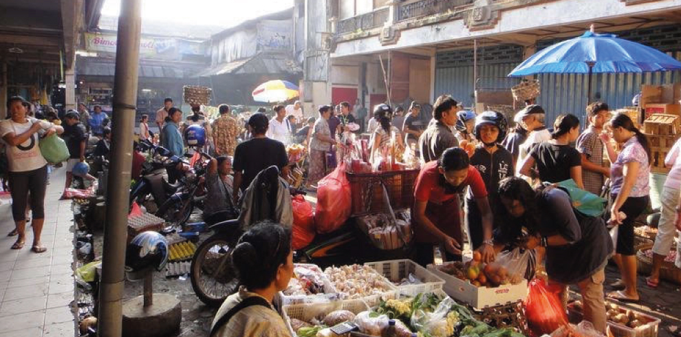 foto de personas comprando en mercado de badung, depansar